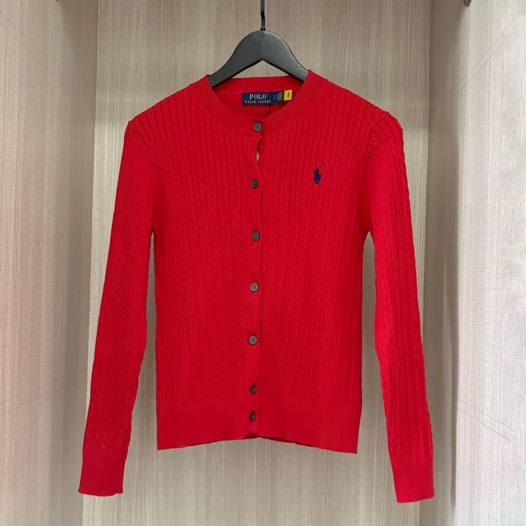 P200 RALPH LAUREN Ten Colors Classic Small Label Embroidery Round Neck Long Sleeve Button Cardigan Knitted Sweater Top Ten Colors Colors: White Black Navy Blue Gray Pink Red Watermelon Red Blue Apricot Light Purple Size: S M L XL Material: Cotton Weight: 450g